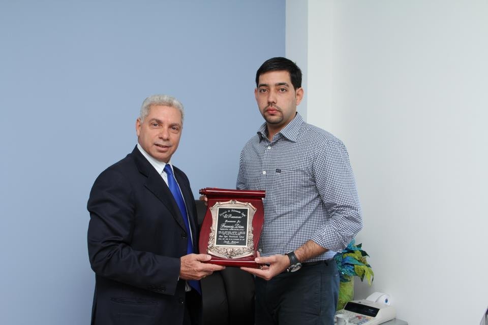 Lic. Francis Díaz, administrador general de televiaducto s.a., por sus buenas relaciones empresariales, buen manejo en sus funciones, entre otras cualidades que adornar a este joven profesional mocano.